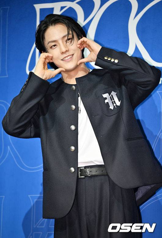 [OSEN=민경훈 기자] 가수 비투비 이민혁(HUTA)의 두 번째 정규앨범 'BOOM' 발매 기념 기자간담회 27일 오후 서울 용산구 블루스퀘어 카오스홀에서 열렸다.가수 이민혁이 무대 위에서 포토타임을 갖고 있다. 2022.06.27 /rumi@osen.co.kr