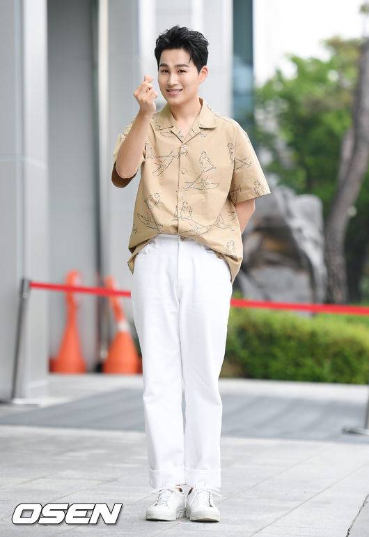 [OSEN=조은정 기자] 26일 오전 서울 마포구 상암 MBC 주차장에서 MBC '꼰대인턴' 방구석 팬미팅 출근길 행사가 열렸다.가수 김희재가 포즈를 취하며 방송국에 들어서고 있다.&nbsp;/cej@osen.co.kr