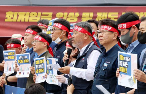 김동명 한국노동조합총연맹 위원장(앞줄 오른쪽 네번째)이 27일 오후 세종시 정부세종청사 고용노동부 앞에서 열린 최저임금 제도 개악 분쇄 및 대폭 인상을 위한 천막농성 돌입 기자회견에서 발언하고 있다. 세종=연합뉴스