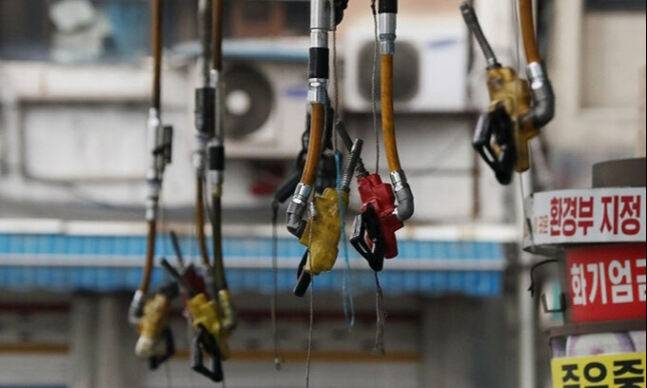 서울 시내 한 주유소에 주유기가 걸려 있다. 뉴시스
