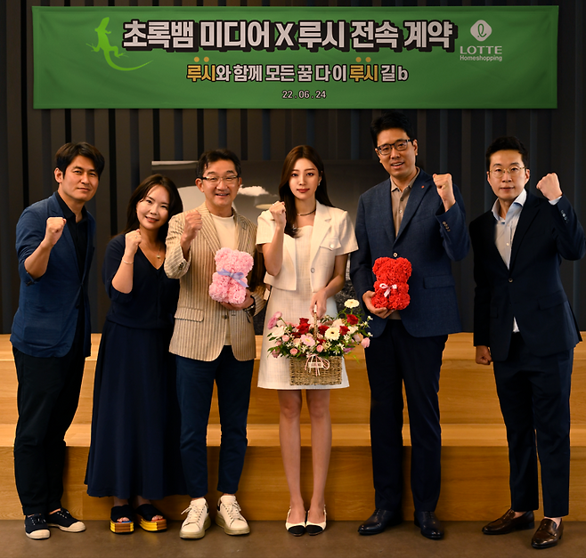 (왼쪽부터) 이보현 롯데홈쇼핑 미디어사업부문장, 황원미 초록뱀미디어 이사, 김세연 초록뱀미디어 부회장, 루시, 신성빈 롯데홈쇼핑 마케팅본부장