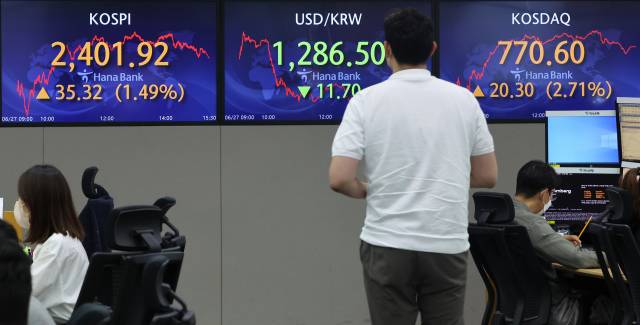27일 오후 서울 중구 을지로 하나은행 본점 딜링룸 현황판에 코스피, 원·달러 환율, 코스닥 지수 종가가 표시돼 있다. 연합뉴스