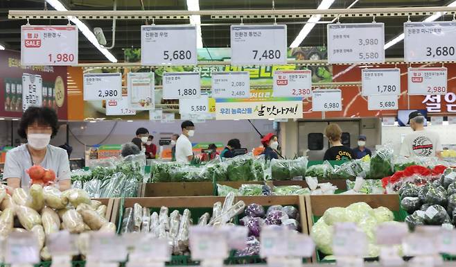 최근 물가가 고공행진을 이어가는 가운데 지난 12일 오후 서울의 한 마트를 찾은 시민들이 장을 보고 있다.ⓒ연합뉴스