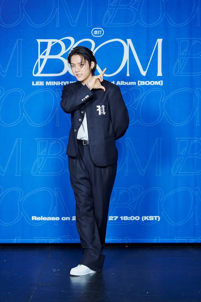 가수 이민혁이 27일 서울 용산구 블루스퀘어 카오스홀에서 진행된 두 번째 정규앨범 ‘붐(BOOM)’ 발매 기자간담회에서 포즈를 취하고 있다. 사진 제공 큐브엔터테인먼트