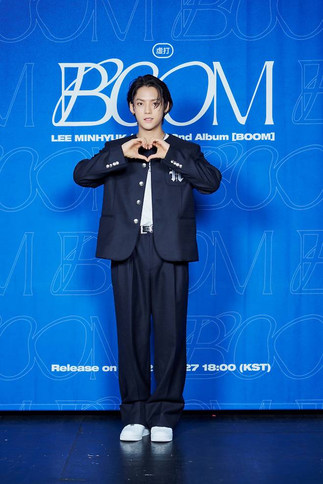 가수 이민혁이 27일 서울 용산구 블루스퀘어 카오스홀에서 진행된 두 번째 정규앨범 ‘붐(BOOM)’ 발매 기자간담회에서 포즈를 취하고 있다. 사진 제공 큐브엔터테인먼트