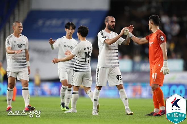 성남 FC 선수들이 26일 열린 울산 현대와의 하나원큐 K리그1 2022 18라운드 경기에서 무승부를 기록한 뒤 기뻐하고 있다.  프로축구연맹 제공