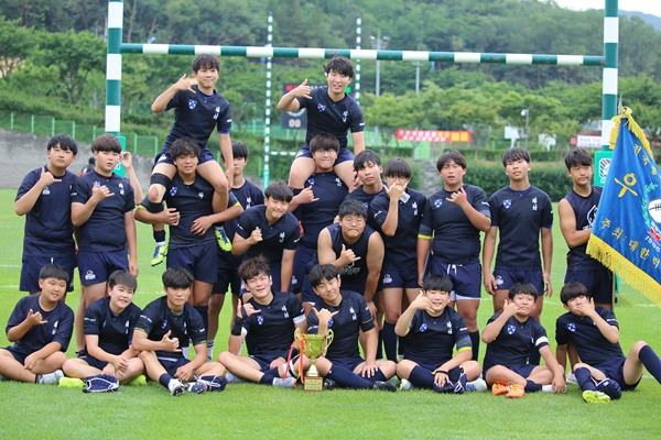 16세 이하부에서 우승을 차지한 배재중학교 선수단 / 사진=대한럭비협회 제공