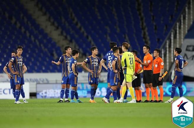 ▲ 울산 현대 선수단이 26일 성남FC전이 끝나고 심판진에게 항의를 하고 있다 ⓒ한국프로축구연맹