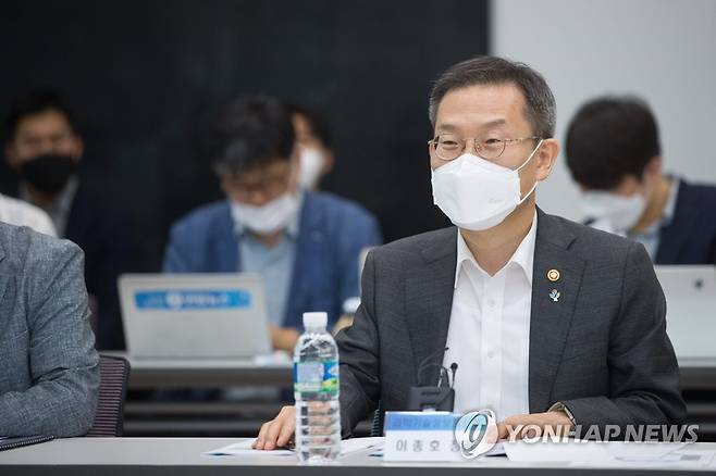 인사말 하는 이종호 장관 (서울=연합뉴스) 이종호 과학기술정보통신부 장관이 27일 대전 유성구 KAIST에서 열린 '제1차 인공지능(AI) 반도체 최고위 전략대화'에서 인사말 하고 있다. 2022.6.27 [과학기술정보통신부 제공. 재판매 및 DB 금지] photo@yna.co.kr