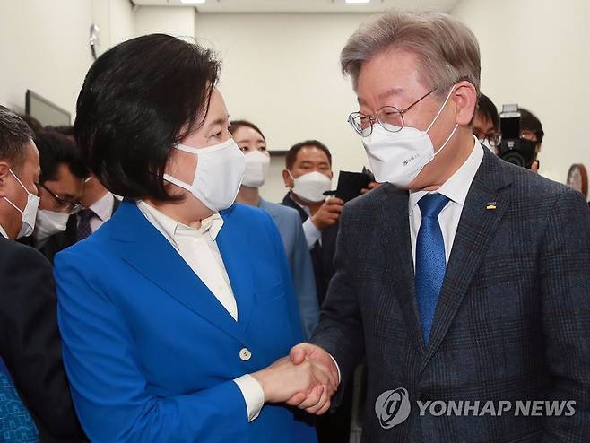 악수하는 이재명과 박영선 [연합뉴스 자료사진]