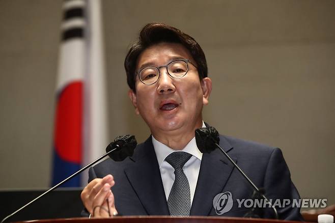 정책의원총회에서 발언하는 권성동 원내대표 (서울=연합뉴스) 하사헌 기자 = 국민의힘 권성동 원내대표가 27일 국회에서 열린 정책의원총회에서 발언하고 있다. 2022.6.27 [국회사진기자단] toadboy@yna.co.kr