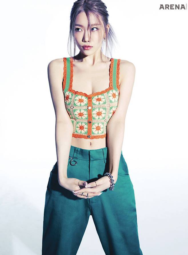 니트 슬리브리스는 끌로디 피에르, 팬츠는 커렌트, 브레이슬릿은 스와로브스키by 파페치 제품.