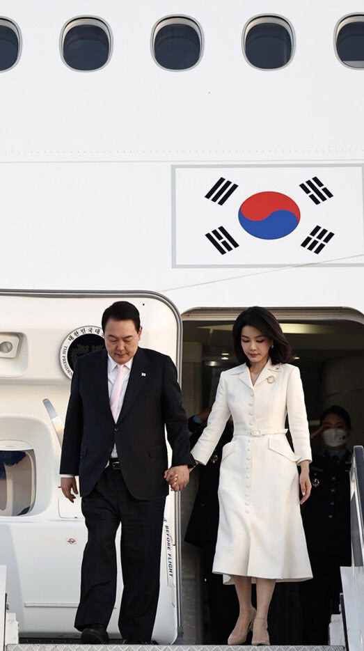 윤석열 대통령과 부인 김건희 여사가 27일(현지시간) 마드리드 바라하스 국제공항에 도착해 트랩을 내려오고 있다. (사진=뉴시스)