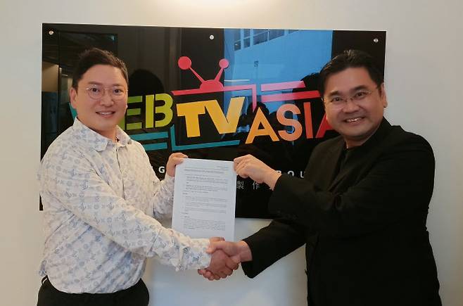 우쥬록스 박주남 대표(왼쪽)가 Victor Chin 웹티비아시아 그룹 COO이자 싱가포르 지사장과 MOU체결 후 악수를 나누고 있다.