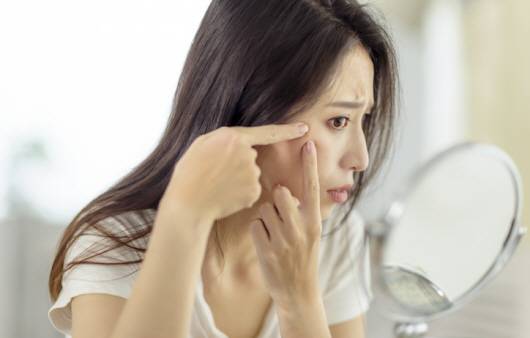 편평사마귀를 손으로 짜거나 긁으면 더 넓은 부위로 번질 수 있다ㅣ출처: 게티이미지 뱅크