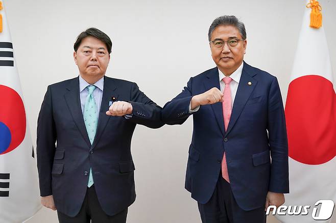 박진 외교부 장관(오른쪽)과, 하야시 요시마사 일본 외무상.(외교부 제공).© 뉴스1