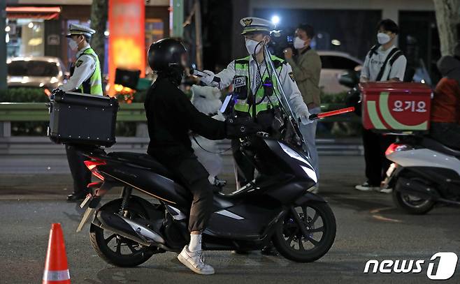 서울 광진구 자양사거리 인근에서 경찰관이 차량 및 오토바이 등 이륜차 운전자를 대상으로 음주단속을 하고 있다. 경2022.5.30/뉴스1 © News1 장수영 기자