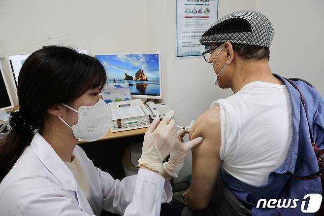서울 강서구 부민병원에서 한 시민이 백신을 접종하고 있다. 2022.4.25/뉴스1 © News1 사진공동취재단