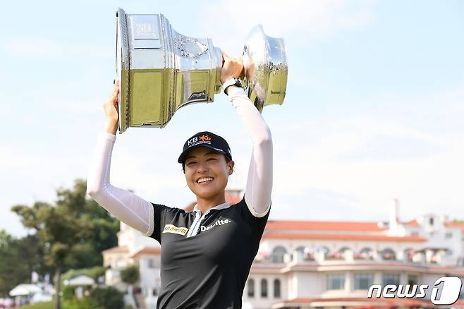 전인지가 26일(현지시간) 메릴랜드주 베세즈다의 콩그레셔널 컨트리 클럽에서 열린 LPGA 투어 메이저대회인 KPMG 위민스 PGA 챔피언십 대회서 3년 8개월 만에 우승 트로피 들고 기뻐하고 있다. © AFP=뉴스1 © News1 우동명 기자