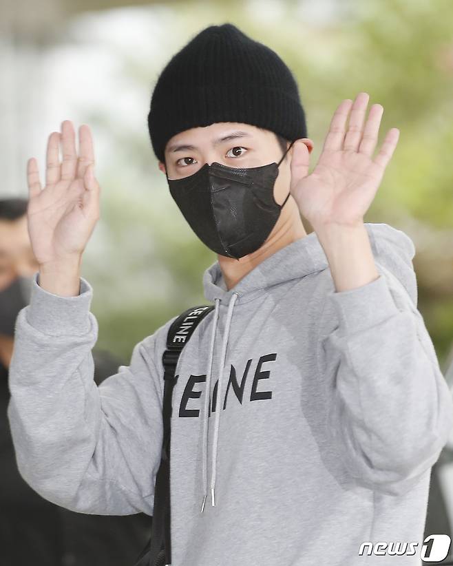 배우 박보검이 28일 김포비즈니스항공센터를 통해 프랑스에서 귀국해 환호하는 팬들에게 인사를 하고 있다.  © News1 권현진 기자