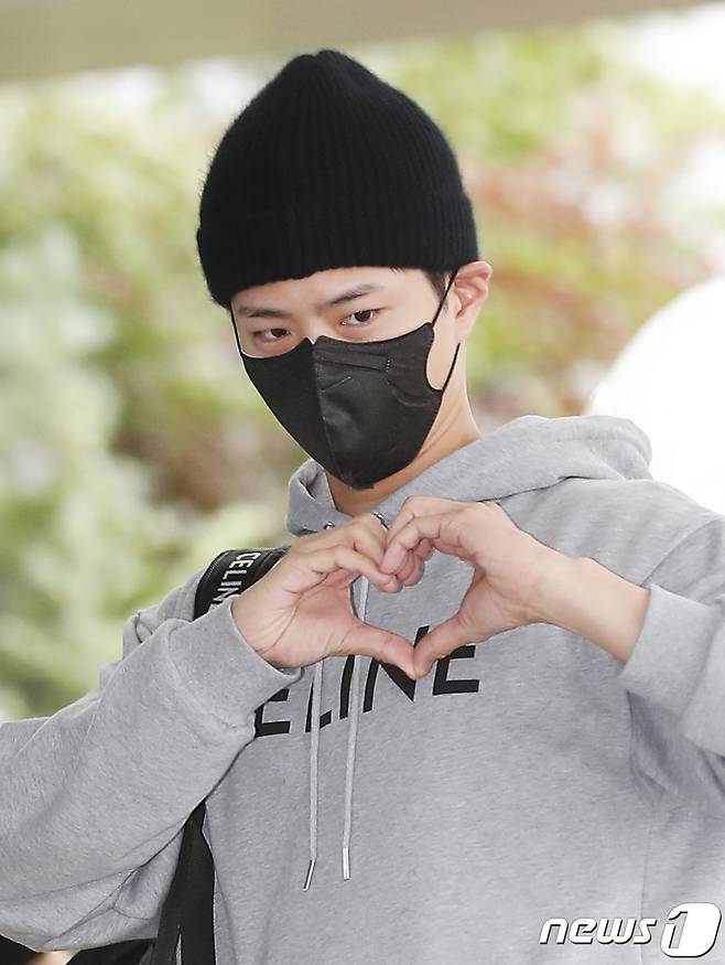 배우 박보검이 28일 김포비즈니스항공센터를 통해 프랑스에서 귀국해 환호하는 팬들에게 인사를 하고 있다. © News1 권현진 기자