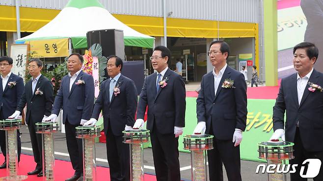 김영록 전라남도지사가 28일 전남 고흥군 동강면에서 열린 ‘고흥축협 가축시장 및 사료공장 준공식’ 행사에서 내빈들과 사료공장 가동 축하 퍼포먼스를 하고 있다. (전남도 제공) 2022.6.28/뉴스1 © News1