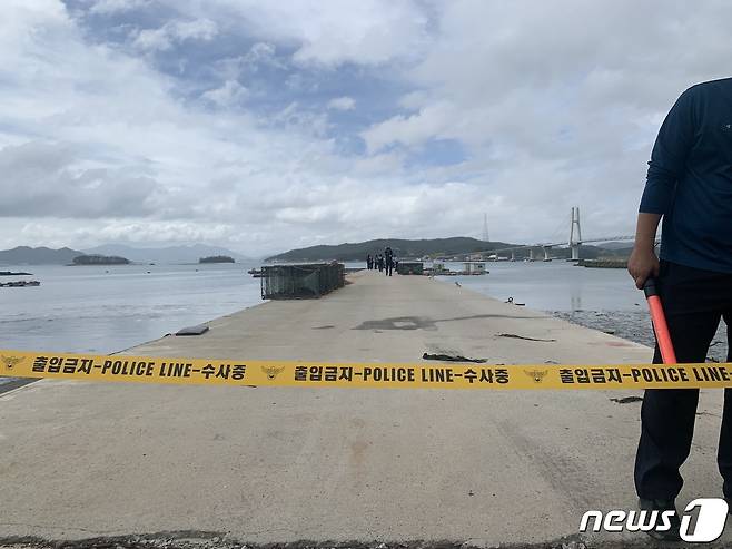 경찰이 28일 오후 3시20분쯤 전남 완도군 신지면 송곡항 인근 방파제 앞 바다에서 2018년식 아우디 차량 구조물을 발견했다. © 뉴스1