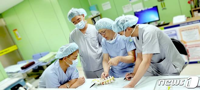 (대전ㆍ충남=뉴스1) 임용우 기자 = 미국 뉴욕 대학병원, 뉴잉글랜드 침례병원, UCLA 의과대학병원 의료진이 양방향 척추 내시경을 배우기 위해 대전우리병원을 찾았다. © 뉴스1