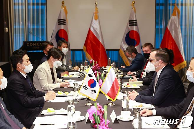 원희룡 국토교통부 장관이 28일 서울 모처에서 마르친 호라와 폴란드 신공항 특명전권대표, 미콜라이 빌드 폴란드 신공항사 사장 등으로 구성된 폴란드 신공항 협력단과 면담하고 있다. (국토교통부 제공) 2022.6.28/뉴스1