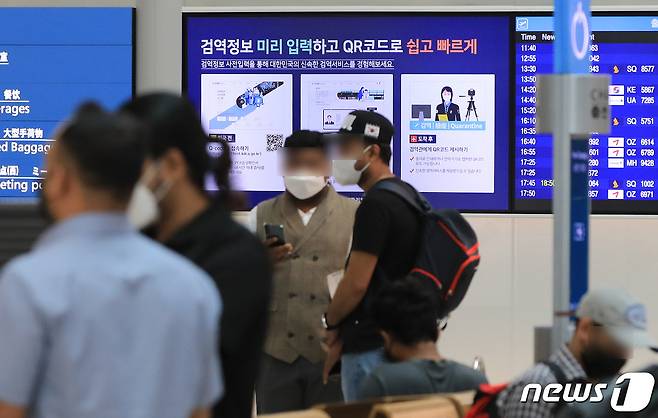 신종 코로나바이러스 감염증(코로나19) 해외유입 확진자 수가 약 4개월 만에 최고치를 기록했다. 질병관리청 중앙방역대책본부(방대본)는 26일 0시 기준 코로나19 신규 확진자가 6246명 발생했다고 밝혔다. 누적 확진자는 1832만6019명이 됐다. 신규 확진자 6246명 중 국내발생 확진자가 6111명이고, 해외유입 사례는 135명이다. 해외유입은 지난 2월 28일 160명 발생한 뒤 118일(3개월 29일) 만에 가장 많은 숫자를 기록했다. 이날 인천국제공항 출국장 모니터에 검역정보 관련 안내문구가 표시되고 있다. 2022.6.26/뉴스1 © News1 구윤성 기자