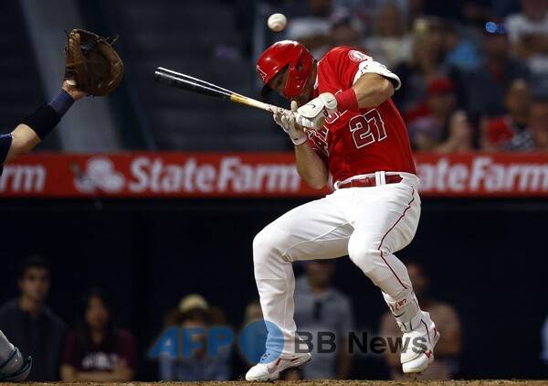 머리쪽 위협구를 간신히 피하는 마이크 트라웃. ⓒAFPBBNews = News1