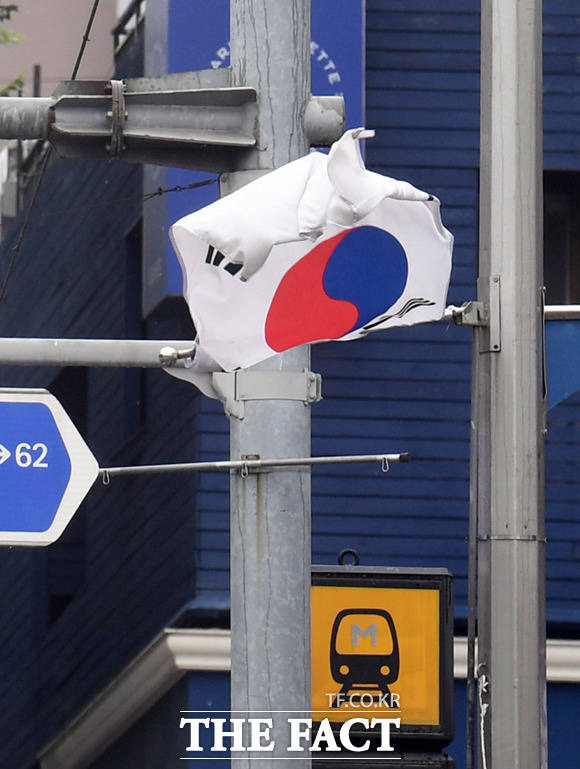 도로에 걸린 태극기가 강풍에 휘날리고 있다.