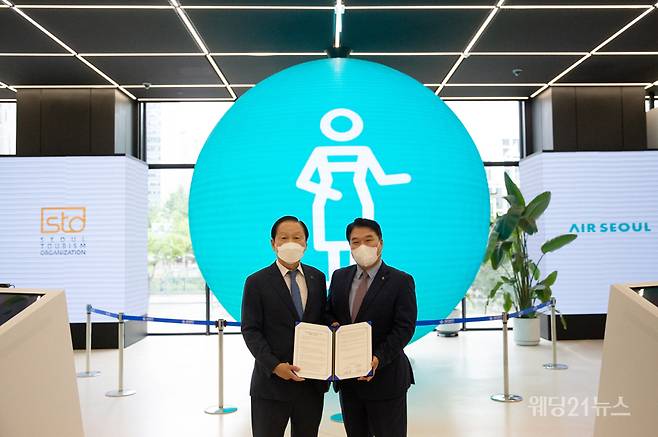 조진만 에어서울 대표(오른쪽)와 길기연 서울관광재단 대표(왼쪽)가 27일, 서울관광플라자에서 서울 관광 활성화에 관한 업무협약(MOU)을 체결하고 기념 촬영을 하고 있다.