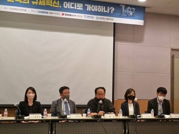 28일 서울 여의도 전경련회관에서 '한국의 규제혁신, 어디로 가야 하나' 토론회가 열렸다. 황희 카카오헬스케어 대표가 발언하고 있다.