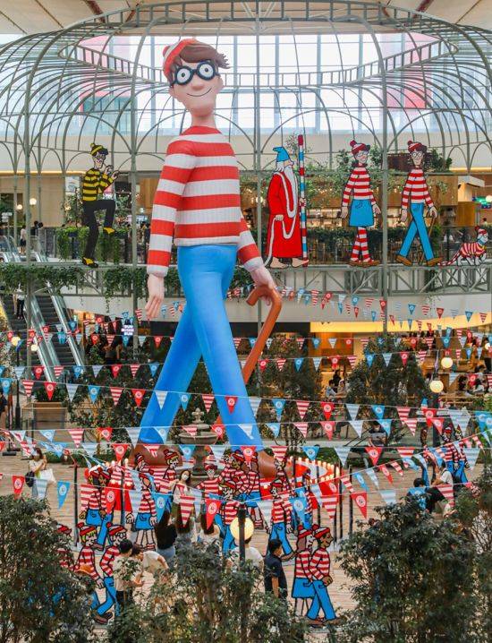 더현대 서울에 설치된 월리 캐릭터 조형물.