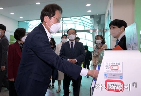 일반사회에 비해 더뎠던 학교의 일상회복이 시작된 2일 오전 서울 마포구 성서중학교를 방문한 조희연 서울시 교육감이 손소독을 하고 있다.
 2022. 5.2. 사진공동취재단