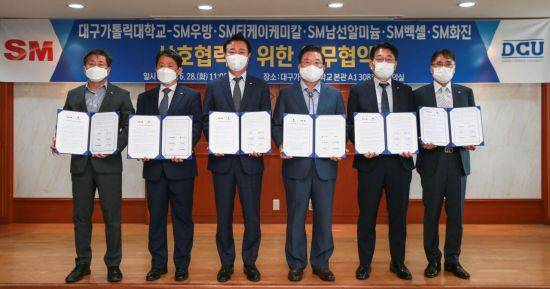 대구가톨릭대-SM그룹 대구경북계열사 업무협약식에서 기관장들이 협약서를 보이고 있다. (왼쪽부터 박훈진 SM벡셀 대표, 이강래 SM화진 대표, 권혁수 SM우방 대표, 우동기 대구가톨릭대 총장, 이태우 SM티케이케미칼 대표, 박귀봉 SM남선알미늄 대표)