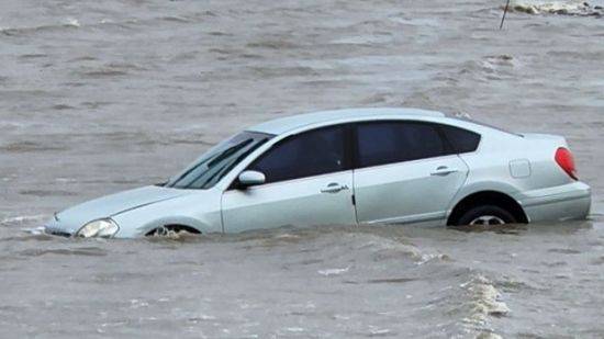 인천 옹진군 선재도 갯벌에서 차량이 빠지는 사고가 28일 발생했다. [이미지출처=연합뉴스]