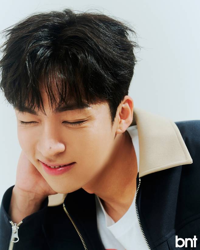 네이비 블루종은 오드디파트먼트, 프린팅 화이트 티셔츠는 슬로피세컨즈 제품