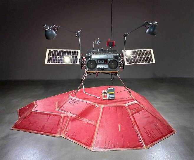 미국 화성 탐사선 피닉스를 본따 붐박스를 개조한 2011년작 ‘Phonkey’. 실제로 전시장에서 노래가 재생된다. /정상혁 기자