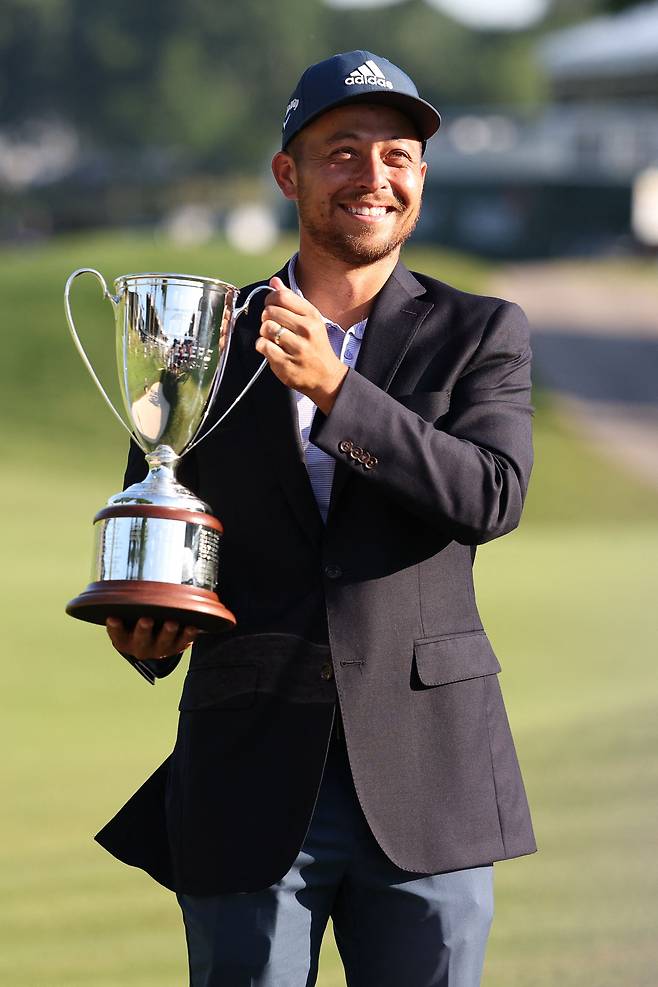 27일 PGA 투어 트래블러스 챔피언십에서 우승한 잰더 쇼플리가 우승컵을 들어 보이고 있다. /연합 USA 투데이 스포츠