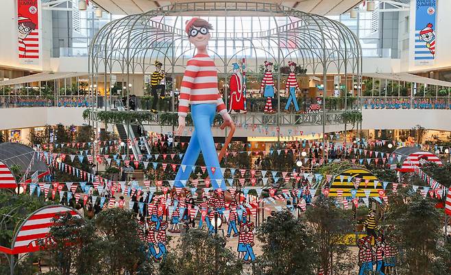 서울 여의도 '더현대 서울'  5층에 '월리를 찾아라' 테마로 꾸며진 '사운즈 포레스트'. 지난 24일 선보인 공간이 MZ세대와 고객 사이에서 '인증샷 포토존'으로 큰 인기를 끌고 있다./현대백화점