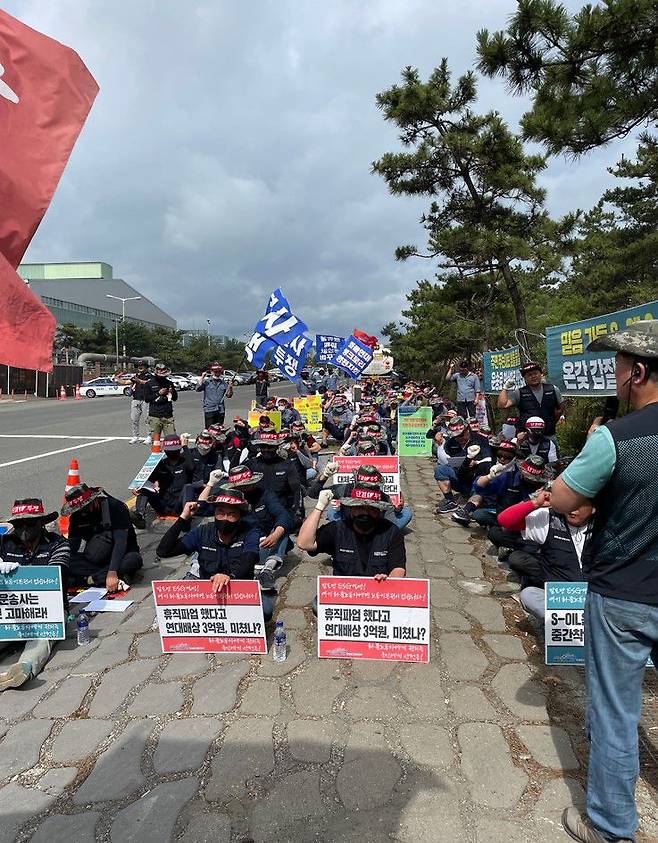 민주노총 공공운수노조 화물연대 오일-탱크로리 울산지부 조합원들이 지난 26일 울산 울주군 에쓰오일 울산공장 제품 출하장 앞에서 운송비 인상을 요구하는 파업을 벌이고 있다. /노조 제공.