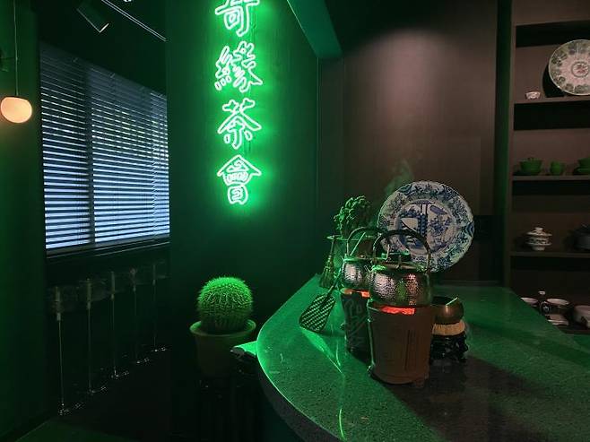 홍콩의 이국적인 느낌을 만끽할 수 있는 인테리어.