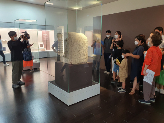 문화재청이 내달 8일부터 14일까지 '2022 백제문화유산주간'을 진행한다. 국립부여박물관에서 '백제문화유산 녹턴' 프로그램을 진행하는 모습. 사진=문화재청 제공