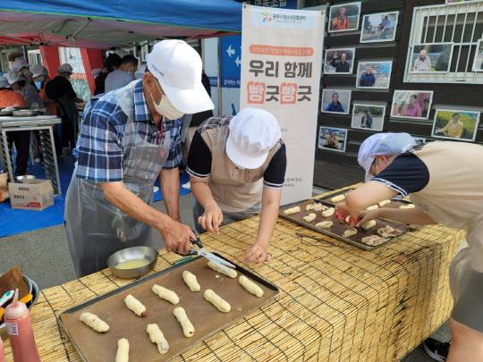 공주시청소년문화센터(관장 이미경)는 충청남도자원봉사센터 청청자원봉사 공모 사업의 일환으로 '우리 모두 빵끗빵끗' 프로그램을 진행해 훈훈한 지역사회 분위기 조성에 앞장서고 있다. 사진=공주시 제공