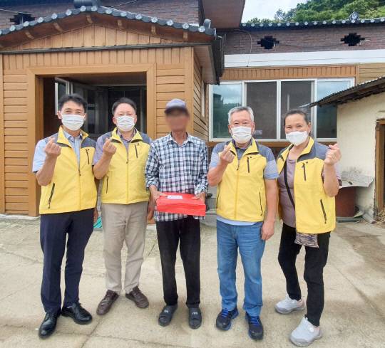 공주시 신풍면 지역사회보장협의체(공동위원장 오원록, 윤석우)는 참전유공자 15가정을 방문해 선물을 전달해 보훈가족을 위한 사회공헌활동에 앞장서고 있다. 사진=신풍면 제공