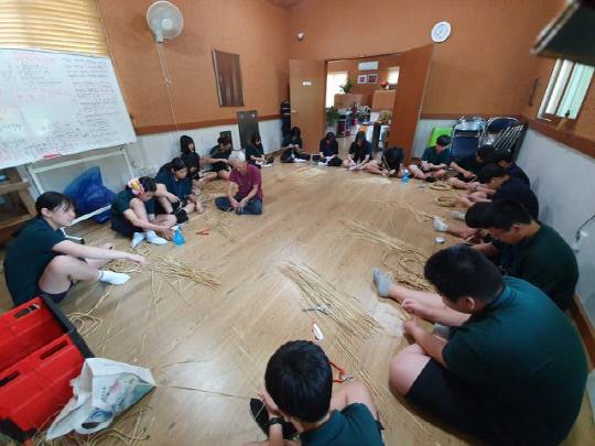 예산군이 슬로시티예산군주민위원회 주관으로 사라져 가는 전통 짚공예의 전승을 위해 6월 19일부터 7월 17일까지 대흥슬로시티 방문자센터 회의실과 619 대흥역 강당에서 마을주민과 청소년을 대상으로 매주 일요일마다 총 5회에 걸쳐 짚공예 체험 교육과정을 운영 중이다.사진=에산군 제공