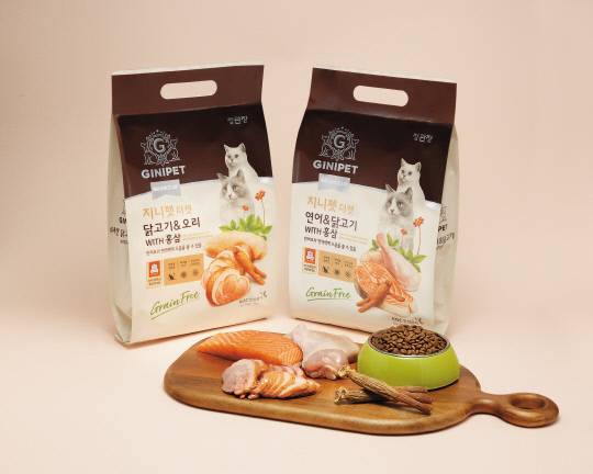 정관장의 프리미엄 반려동물 건장전문 브랜드인 지니펫에서 출시한 반려묘 건강식품. 사진=한국인삼공사 제공
