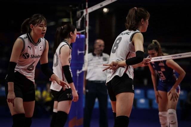 경기 도중 사인을 내는 한국 대표 정호영. 국제배구연맹(FIVB) 홈페이지